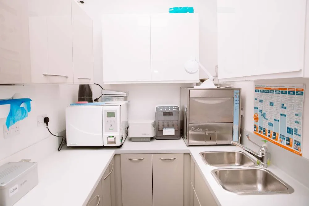 Decontamination room with sinks, autoclave and instrument processing equipment